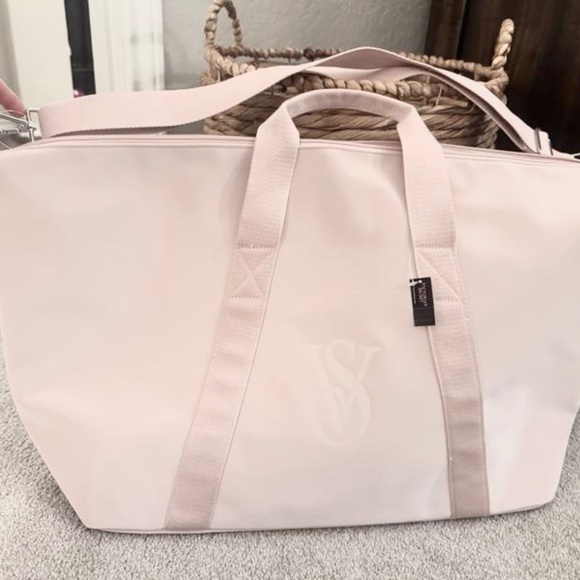 VICTORIA'S SECRET Metallic Light Pink Duffle Bag Tote Bag Blush Pink Travel Bag - Picture 6 of 6